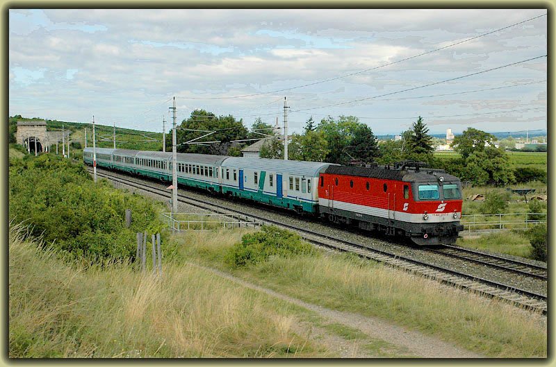 Nochmals der  Allegro Stradivari  diesmal als EC 33 von Wien nach Venedig am 15.8.2006 kurz nach dem Busserltunnel vor Pfaffsttten. Auf dem Foto zwar nicht zu erkennen, aber der Zug wurde von 1144 250 bespannt. Wegen einer Fotowolke, die berraschend gekommen ist,  hatte ich die total falsche Blende eingestellt gehabt. am Originalbild sieht man fast gar nichts. Da aber die Kombination dieser Garnitur meiner Meinung nach sehr schn ist, habe ich mit Photoshop extrem die Tonwerte korrigiert. Daher ist das Bild auch sehr pixelig.