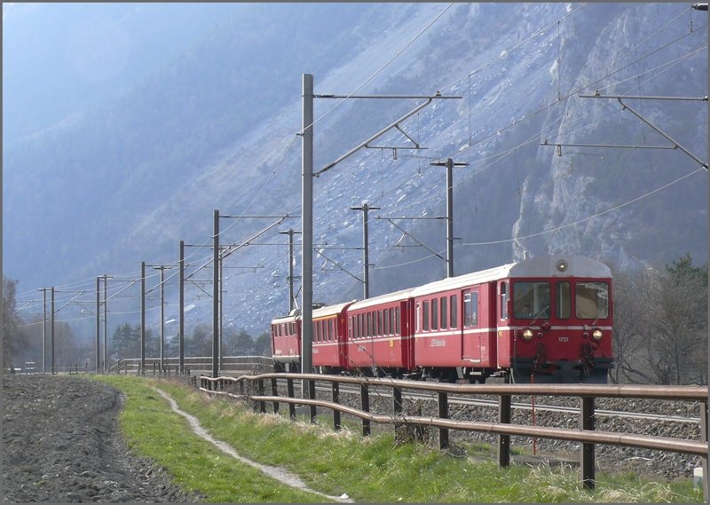 Nochmals an fast gleicher Stelle ein Ge 4/4 I Pendel gefhrt von Steuerwagen 1721. Im Hintergrund ist das riesige Felssturzgebiet von Felsberg zu erkennen, was ja wrtlich bersetzt Rocky Mountain bedeutet. (31.03.2008)