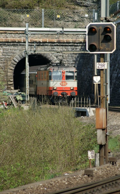 Nochmals das Cremeschnittenbild, (Danke fr den Bildbearbeitungs-Tipp, Matthias): 
Dank der Totalsanierung des Stutzeck-Axenbergtunnesl an der Gotthardstrecke, verluft zwischen Sissikon und Flelen der Betrieb eingleisig auf dem Seeseitigen Geleis, mit dem Vorteil das die Nord - Sd fahrenden Zge statt im Tunnel, nun bestens im Sonnenlicht zu fotografieren sind. Hier erreicht die Re 4/4 II 11109 mit einem IR die Dienststation Gruonbach. 15. April 2009
