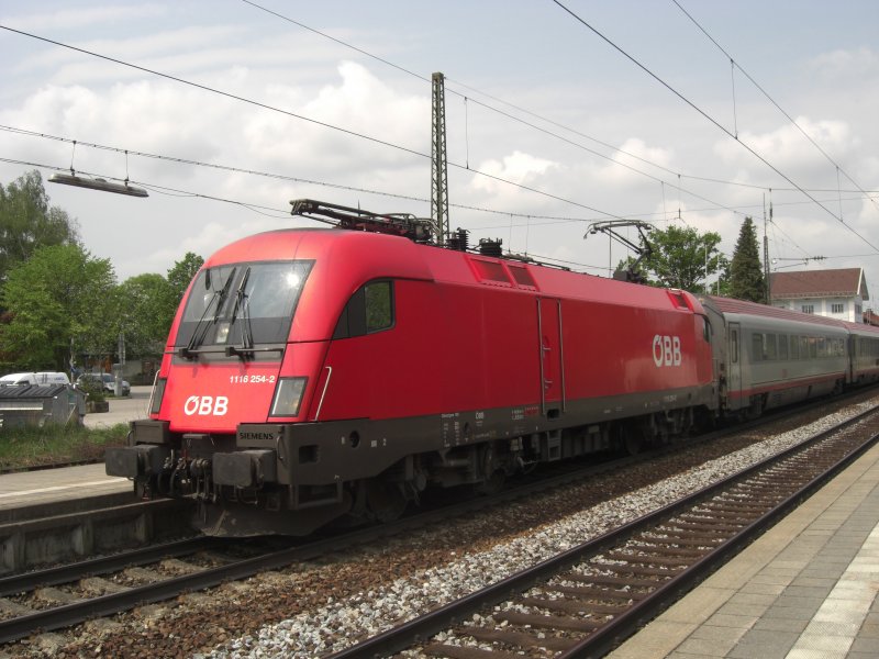 Nochmals einen Taurus erwischten wir am 1. Mai 2009 im Bahnhof von
Prien am Chiemsee. Diesmal den 1116 254-2 auf seiner Fahrt nach
Salzburg.