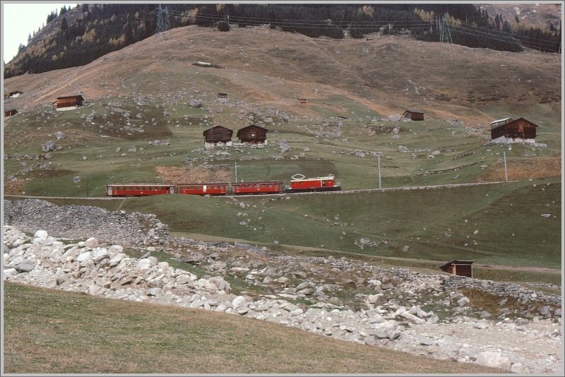 Nochmals der gleiche Zug bei Rueras. (Archiv 11/77)