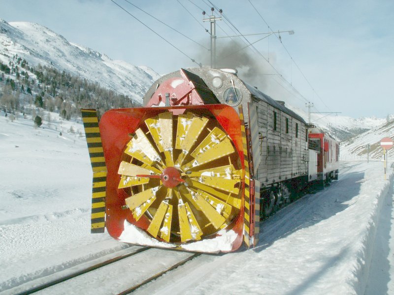 Nochmals eine  Grossaufnahme  der RhB Schneeschleuder Xrot 9213 von 1910 am 17.02.07 im Bernina Gebiet.Es eine von weltweit noch zwei existierenden betriebsfähigen selbstfahrenden Dampfschneeschleudern.Die zweite befindet sich in Colorado/USA 