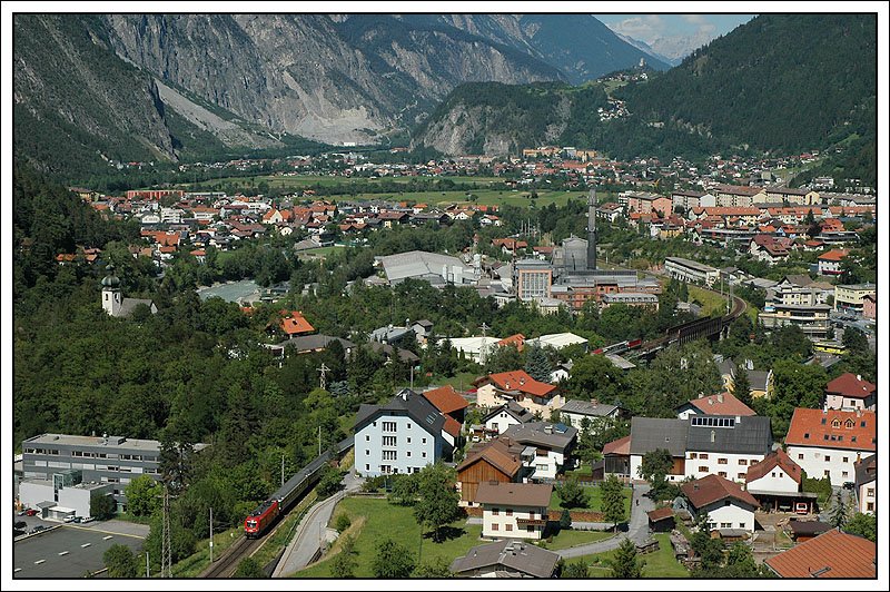 Nochmals der OEC 162  Transalpin  von Wien West nach Basel am 25.7.2007 mit Blick auf Landeck und das Oberinntal. Am Zuganfang befand sich die ehemalige Haldestelle Landeck-Perfuchs.