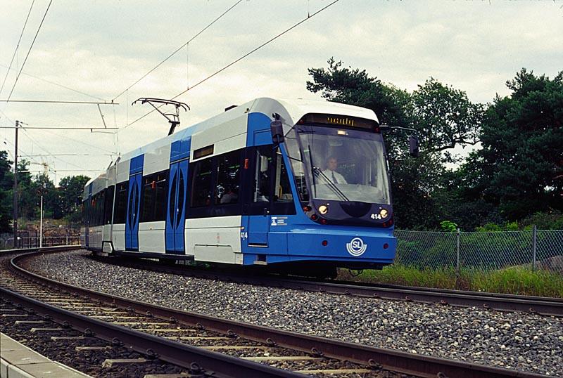 Nockebybanan, der ET 414 hat den Bf �lvik verlassen und f�hrt In Richtung Nockeby (kurz vor Schlo� Drottningholm)