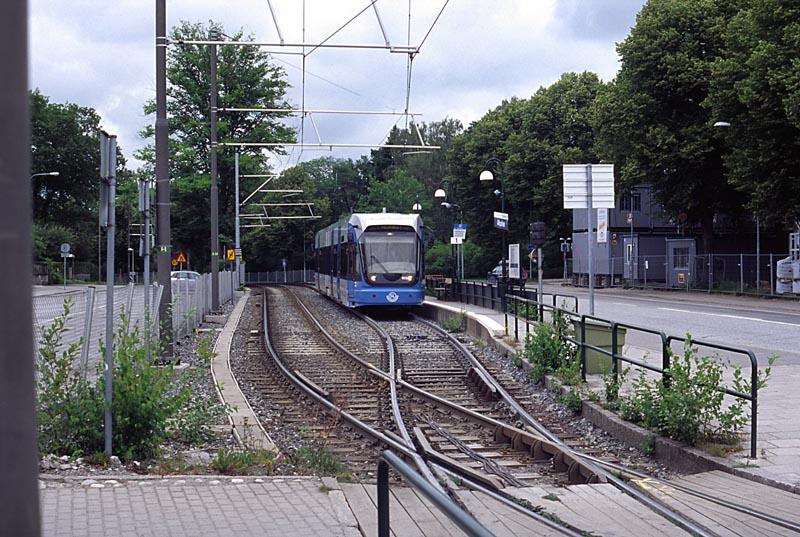 Nockebybanan (Linie 12), der ET 403 erreicht bei der Fahrt in Richtung Nockeby den Seitenwechsel am Hp All�parken.