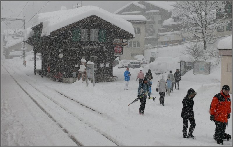 Nrdlich des Vereinatunnels im Prttigau ist der Schneefall noch intensiver wie hier in Klosters Dorf. (17.02.2009)