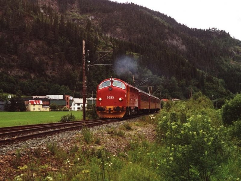 NOHAB 3623 mit Regionalzug 2302 Trondheim-Hamar bei Stren am 6-7-2000. Bild und scan: Date Jan de Vries.