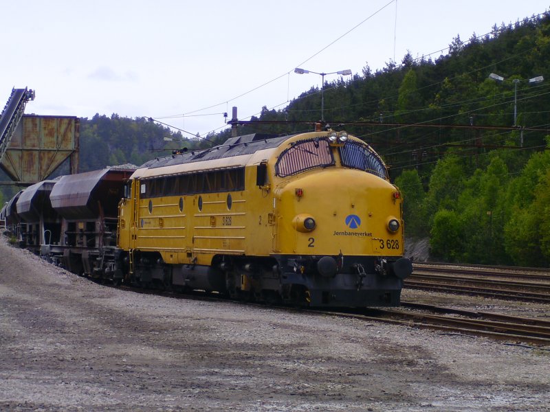Nohab Di3 628 mit einem Bauzug in Kristiansand. Aufgenommen am 17.05.2009