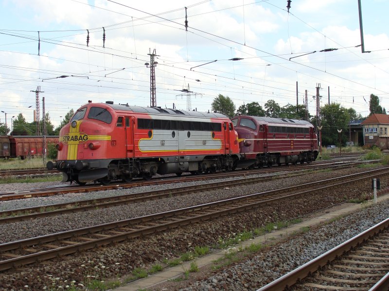 Nohab im Doppelpack in Magdeburg-Rothensee. Die erste Lok ist im Strabag/Santa-Fe Design, die zweite in den Farben der DSB. Fotografiert am 28.07.2009