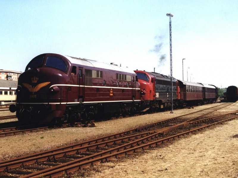 NOHAB's MX 1001 und MY 1150 mit Sonderzug auf Bahnhof Randers am 15-5-1999. Bild und scan: Date Jan de Vries.
