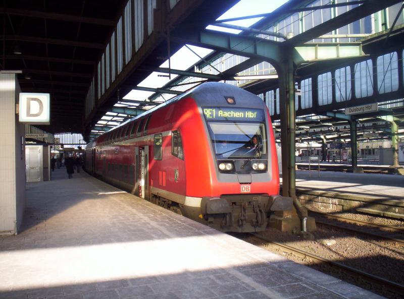 Nord-Rhein-Westfalen-Express zur Weiterfahrt nach Aachen Hbf im Hauptbahnhof von Duisburg. 29.01.2006