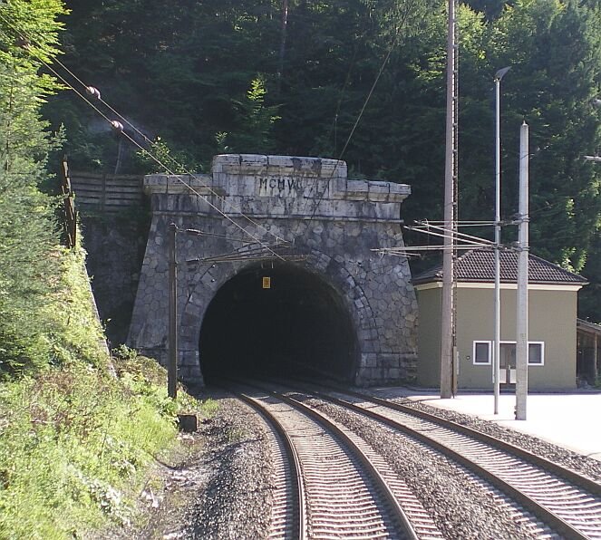Nordportal des 7976 Meter langen Karawankentunnels der sterreich mit Slowenien verbindet. Das Bild wurde am Zugschluss (Plattform) des IC 210  Sava  am 01.07.2007 beim Ausfahren aus dem Tunnel aufgenommen