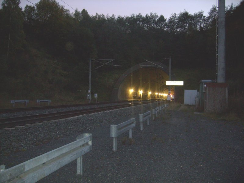 Nordportal des Landrückentunnels bei Dämmerung.