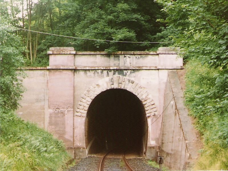 Nordwestportal des Wegaer Tunnels, Strecke 3944, Bad Wildungen - Wega(er Mhle) - Korbach - Brilon Wald, aus Richtung vom vom Bahnhof Bergheim-Giflitz (etwa 1985, eingescannt vom Bild)