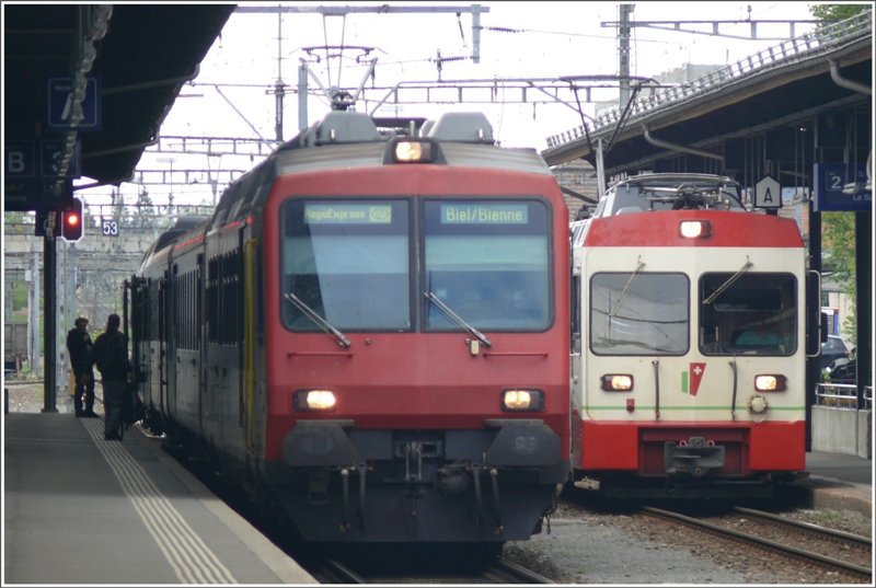 Normal- und Schmalspurtriebwagen in La Chaux-de-Fonds. Be 4/4 8 der CJ nach Les Ponts-de-Martel und NPZ RBDe 560 nach Biel/Bienne. (16.05.2009)