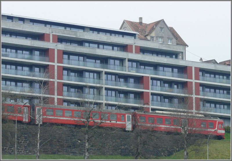 Normalerweise fhrt die Appenzellerbahn durch eine hgelige Landschaft mit weit verstreuten Bauernhfen, nicht so im Hauptort Herisau, wo die Kulisse schon fast grossstdtisch anmutet. BDe 4/4 43 auf dem Weg nach Wasserauen. (17.04.2008)