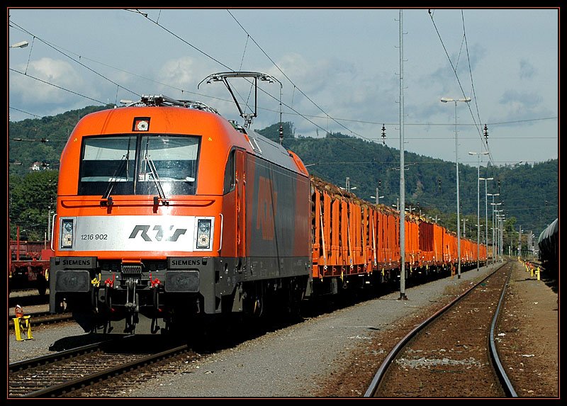 Normalerweise hat der RTS Holzganzzug von Finnentrop bis Graz die Zugnummer 95005. Nicht so am 10.9.2007. Mit ca. 2 Tagen Versptung, welche verschiedene Ursachen hatte (u.a. wurden in Deutschland die Bindegurten vom Zug gestohlen), kam der Zug am Vormittag des 10.9.2007 als 96361 in Graz an. Die Aufnahme zeigt den Zug beim Ausrollen im Verschiebebahnhof Graz-Gsting. Ab Graz-Gsting bis zum entgltigen Ziel, die Holzindustrie Leitinger in Preding, bernahm dann die private GKB den Zug.