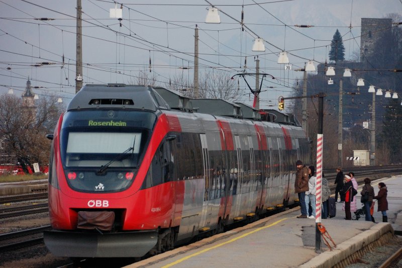 Normalerweise kennt man so etwas nur aus England und auch nur bei den Omnibussen... sterreich lehrt es uns auch bei den Zgen: BUS-CUE und ihre (fast) perfekte Umsetzung im BB-Nahverkehr. So gesehen in Brixlegg am 2. Dezember 2008.