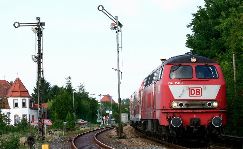 Normalerweise nicht im Kraichgau anzutreffen ist die Ulmer 218 156. Am 25. Juli bespannte sie jedoch den Tour de Lndle Sonderzug, der an diesem Tag im Kraichgau unterwegs war. Die Aufnahme zeigt die orientrote Starlok vom Bh Ulm mit RE 18194 bei der Durchfahrt von Grombach. 