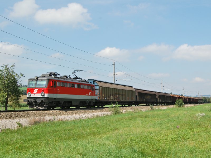 Normalerweise sind Gterzge auf der  Phyrn 
tagsber fast nur Taurusbespannt.Umsomehr freut es mich
dass am 21.08.2007 die 1142 677 mit einem kurzen Gterzug
an mir in Wartberg/Kr vorbeifuhr.

