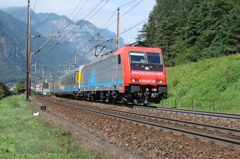 Normalerweise verkehren diese Kompositionen am Ltschberg. Am 08.09.2007 (Gotthard-Jubilum) war Re 484 013 mit einer CIS-Garnitur jedoch am Gotthard unterwegs. Hier hat sie soeben den Bahnhof Erstfeld in Richtung Sden verlassen.