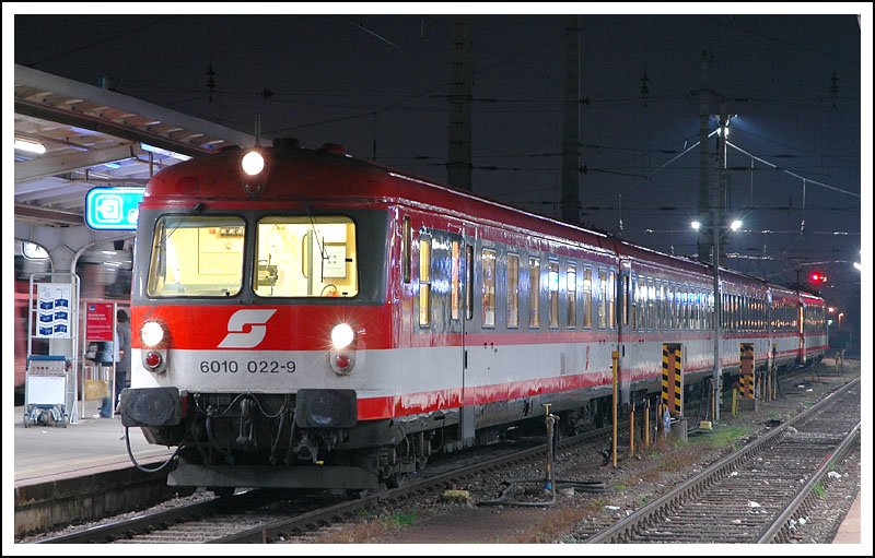Normalerweise verlassen die Triebwagen der Reihe 4010 den Grazer Hauptbahnhof mit Triebkopf voraus. Am 12.12.2006 war am IC 612  Erzherzog Johann  von Graz nach Salzburg der Steuerwagen 6010 022 an der Spitze des Zuges. Die Aufnahme entstand kurz vor der Abfahrt nach Salzburg.