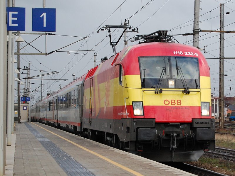Normalerweise vermeide ich solche Aufnahmen bei denen
der Zug auf dem Gleis einf�hrt auf dessen Bahnsteig ich stehe.
Am 12.03.2008 in Wels beim IC 647 mit der 1116 232  EM Spanien  ging es nicht anders.
Ich habe vergeblich auf die Hollandlok gewartet, welche auf Gleis 3 mit einem Regoinalzug kommen sollte.Und f�r einen Standortwechsel war es zu sp�t, der Intercity fuhr fast zeitgleich ein.Ich h�tte vielleicht zum Bahnsteigende eilen sollen,aber nachher weiss man es immer besser.
