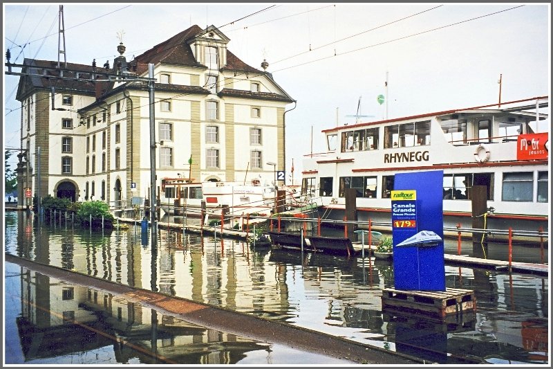 Normalerweise verschwinden die Schiffe im Hafenbecken vor dem Kornhaus in Rorschach Hafen. Whrend des Hochwassers waren sie nur ber einen Notsteg erreichbar. Da keine Zge fuhren, wurde auf dem gefluteten bergang Werbung fr Reisen im Cisalpino zum Canale Grande in Venedig betrieben. (Pfingsten 1999)