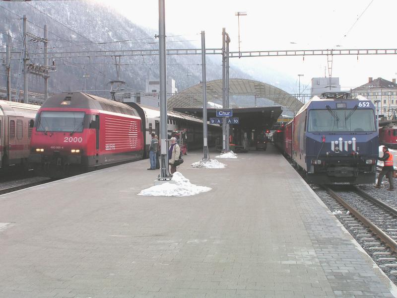 Normalspur und Schmalspur,SBB BR460 und RhB Nr.652,eintrchtig nebeneinander am 29.12.04 in Chur