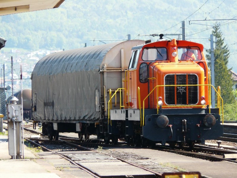 Normalspurige Henschel Diesellok der asm Em 3/3 837 826-7 bei Rangierarbeiten im Bahnhof von Niederbipp am 06.05.2008