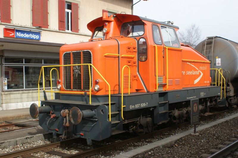 Normalspurige Henschel Diesellok der ASm Em 3/3 837 826-7 bei Rangierarbeiten im Bahnhof von Niederbipp aufgenommen am 12.03.2009.