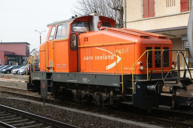 Normalspurige Henschel Diesellok der ASm Em 3/3 837 826-7 bei Rangierarbeiten im Bahnhof von Niederbipp aufgenommen am 12.03.2009.