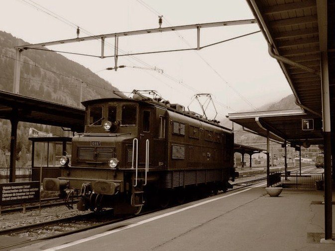 Nostalgie auf hohem Niveau: Im 1142 m..M gelegen Airolo warte die Ae 4/7 10997 eine berholung ab. 18. Oktober 2008 