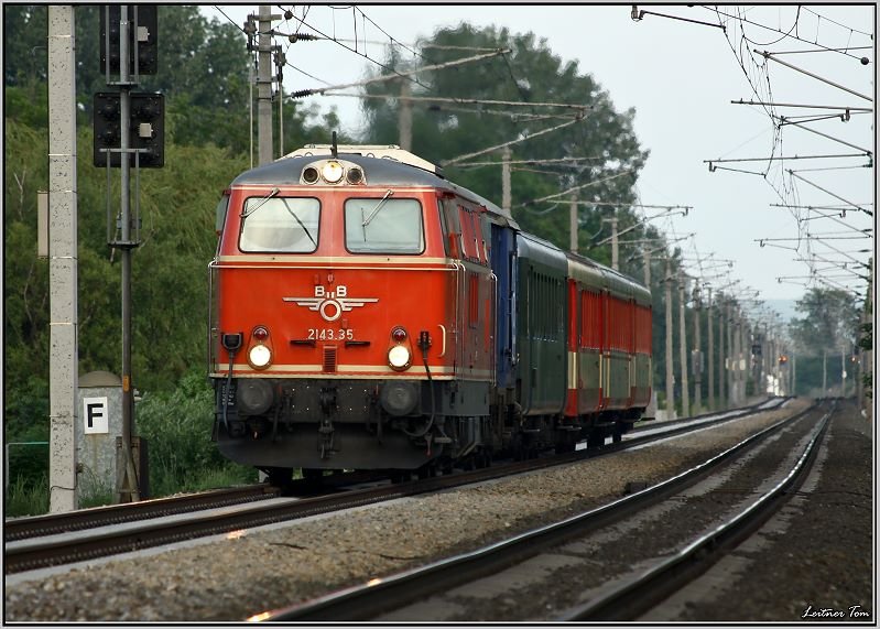  Nostalgie ;) Diesellok 2143.35 fhrt mit Erlebniszug Neusiedlersee von Pamhagen nach Wien. 
Gramatneusiedel 22.05.2008