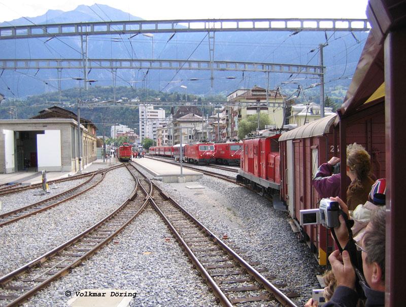 Nostalgie-GlacierExpress gezogen von  Krokodil  HGe 4/4 I BVZ 15 bei Einfahrt in Brig, Schmalspurbahnhof. Auf den Nachbargleisen stehen links der  Traktor  Te 2/2 4922 und rechts zwei HGe 4/4 II der Matterhorn-Gotthard-Bahn (MGB) - 14.08.2005
