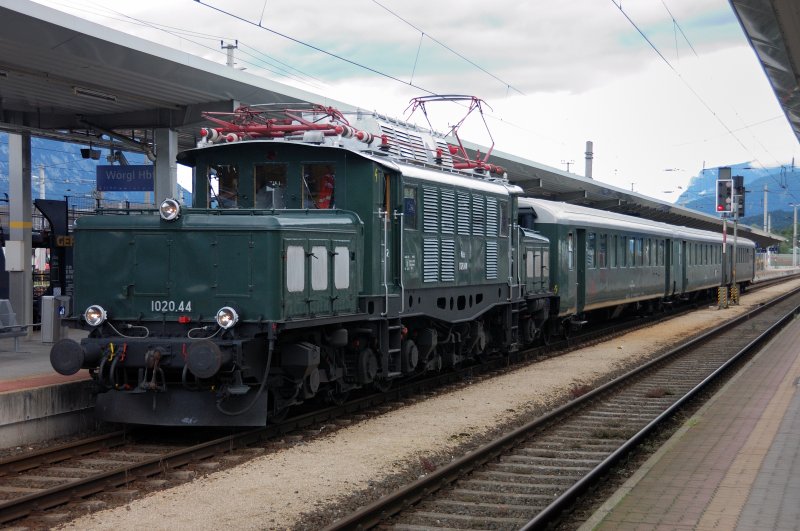 Nostalgie-Lok 1020.44 fertig aufgerstet und abfahrbereit zum Achensee (Achensee-Express) mit historischen Schlierenwagen in zur Lok passendem Tannengrn. (Wrgl, dienstags im Rahmen des Jubilums  150 Jahre Eisenbahnen in Tirol , im August 2008)