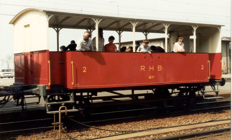 Nostalgie Personenwagen  B  7 der RHB im Bahnhof von Romanshorn im Aug. 1985