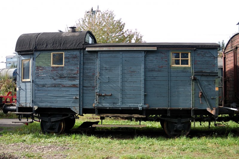Nostalgie pur: Ein gut erhaltener G�terzugbegleitwagen mit neu ersetzten Fenstern harrt der weiteren Aufarbeitung in Kornwestheim. (05.10.2008).