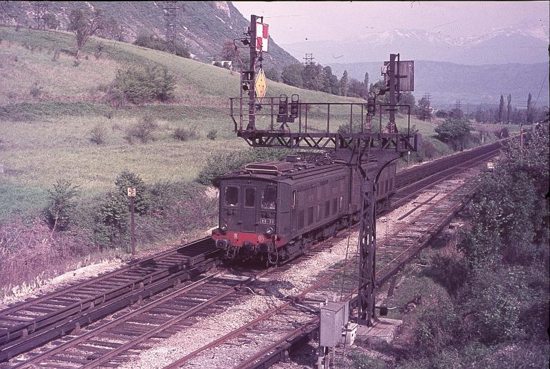 Nostalgie pur: Eine Maurienne Garnitur (Doppellok) der alten PO Midi passiert einen mechanischen Semaphor der Strecke Chambery-Modane der Mont Cenis Linie, die mit Stromschienen versehen war.