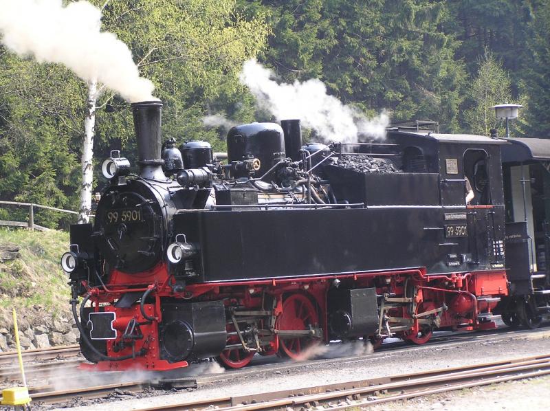 Nostalgie-Sonderlok der Harzer Schmalspurbahnen im Bahnhof Schierke. Der Sonderzug fhrt auf Anfragen von Wernigerode zum Brocken! 