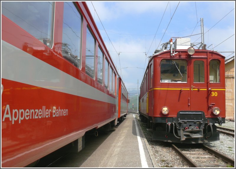 Nostalgie-Triebwagen BCe 4/4 30 trifft in Wasserauen auf den fahrplanmssigen Pendelzug der AB. (17.04.2008)