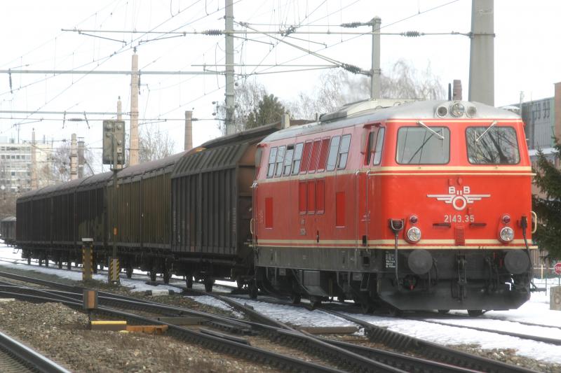 Nostalgiediesellok 2143.35 mit einem Gterzug beim Verschub im Bahnhof Ternitz. (10.2.2006)