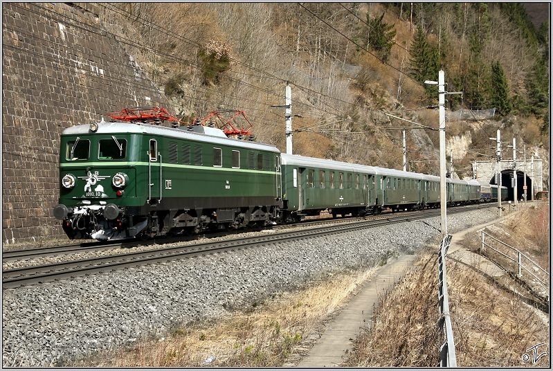 Nostalgielok 1010.10 fhrt mit SDZ 16069 von Wien nach Schladming. 
Galgenbergtunnel St.Michael 19.03.2009