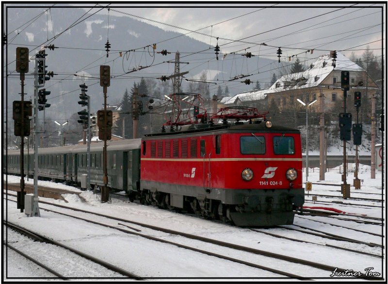 Nostalgielok 1141 024 fhrt mit Erlebniszug 1955 in Richtung Zauberberg Semmering.
Mrzzuschlag 5.1.2008