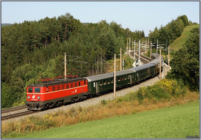 Nostalgielok 1141 024 fhrt mit EZ 1974  Zauberberge  von Mrzzuschlag nach Wien. 
Eichberg 31.08.2008