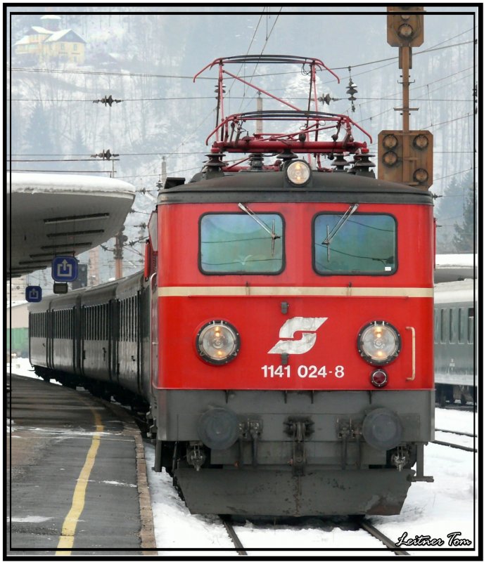 Nostalgielok 1141 024 wartet mit einem Erlebniszug in Mrzzuschlag auf die Abfahrt in Richtung Zauberberg Semmering.
5.1.2008