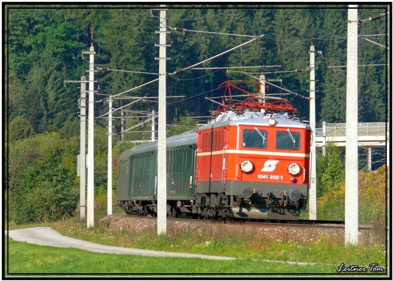 Nostalgiesonderzug von Selzthal nach Spielfeld-Stra mit E-Lok 1041 202 fotografiert in Kammern.
15.09.2007