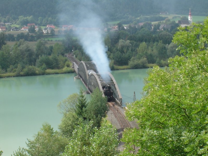Nostalgiezug von Ferlach nach Klagenfurt
berquert die Drau
