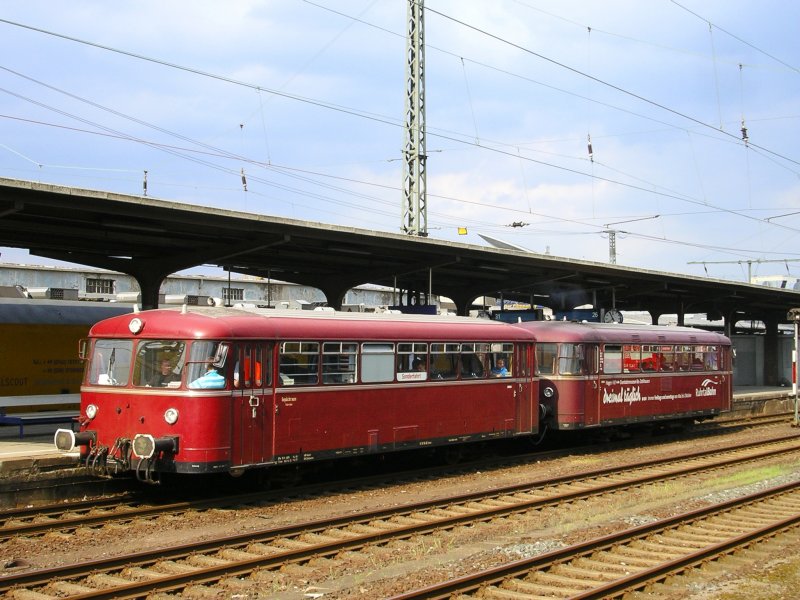 Nostalgische Schienenbusfahrten mit erheblichen Versptungen bei
Verkehrshalt im Dortmunder Hbf.(25.04.2009)