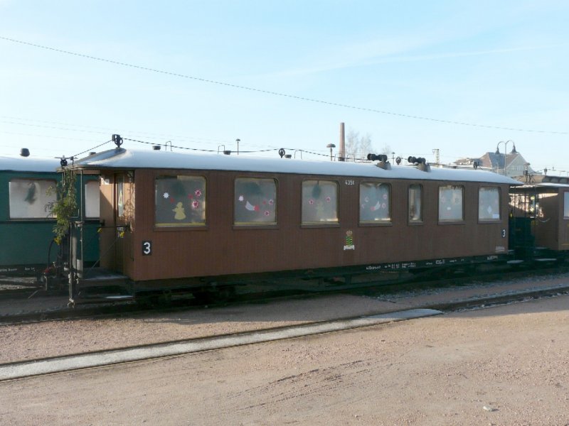 Notalgie Personenwagen 970-237 Abgestellt im betriebsareal von Radebeul am 09.12.2008